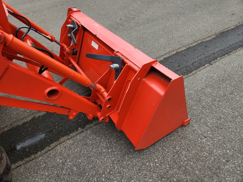 Tractors - Compact  Kubota B3350 Tractor  Photo