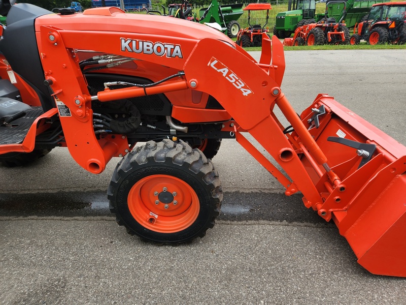 Tractors - Compact  Kubota B3350 Tractor  Photo