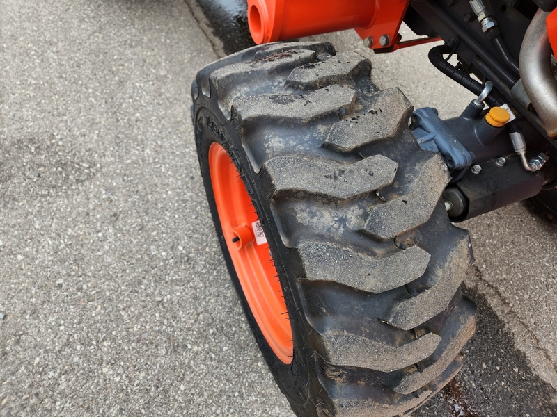 Tractors - Compact  Kubota B3350 Tractor  Photo