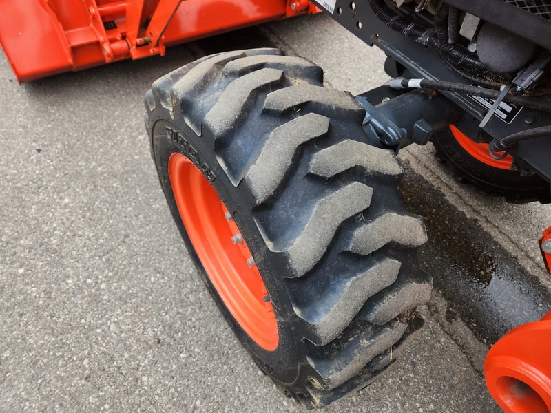 Tractors - Compact  Kubota B3350 Tractor  Photo