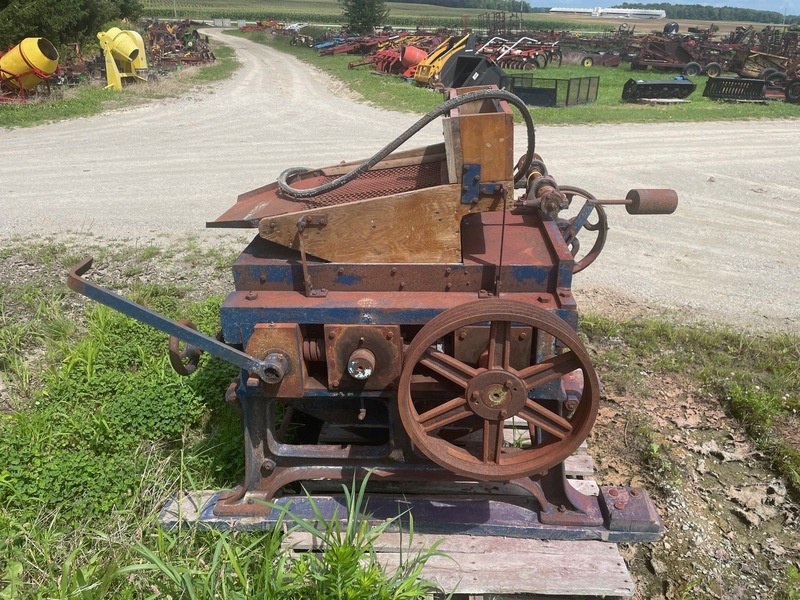 Miscellaneous  24" Electric Roller Mill with Shaker Photo