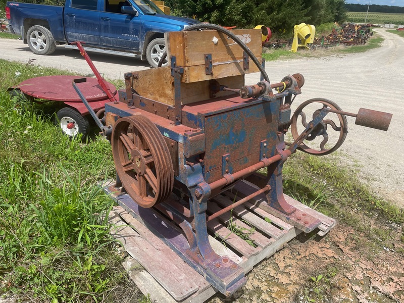 Miscellaneous  24" Electric Roller Mill with Shaker Photo