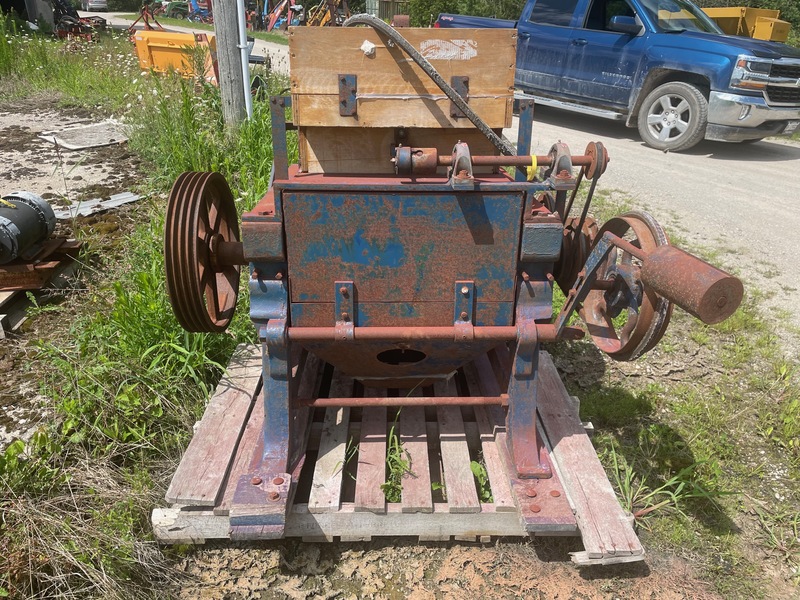 Miscellaneous  24" Electric Roller Mill with Shaker Photo