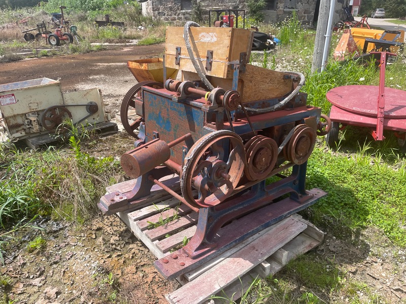 Miscellaneous  24" Electric Roller Mill with Shaker Photo