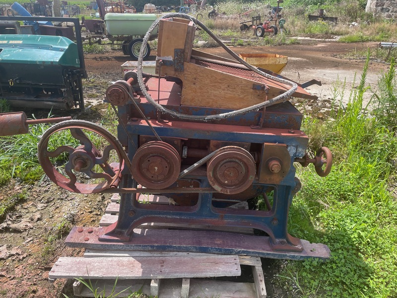 Miscellaneous  24" Electric Roller Mill with Shaker Photo