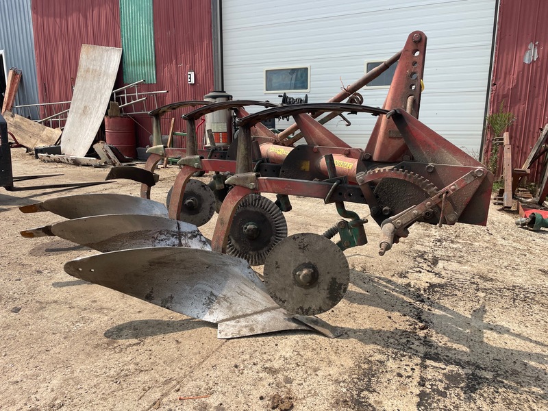 Tillage - Discs  Kverneland Auto Reset Plow | 3 Furrow, 3pth, 16" Photo