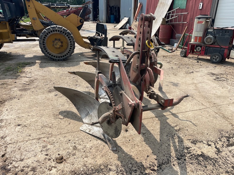 Tillage - Discs  Kverneland Auto Reset Plow | 3 Furrow, 3pth, 16" Photo