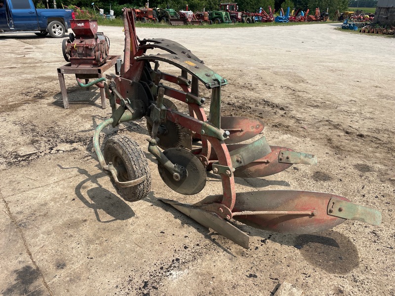 Tillage - Discs  Kverneland Auto Reset Plow | 3 Furrow, 3pth, 16" Photo