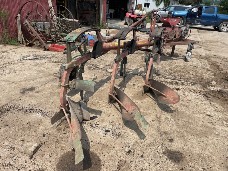 Tillage - Discs  Kverneland Auto Reset Plow | 3 Furrow, 3pth, 16" Photo