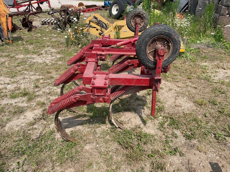 Tillage - Plows  Massey Ferguson Chisel Plow | 7 Teeth, Auto-Reset, 3pth Photo