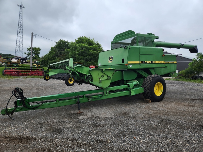 Combines & Harvesting Equipment  John Deere 7721 Titan ll Pull Type Combine   Photo