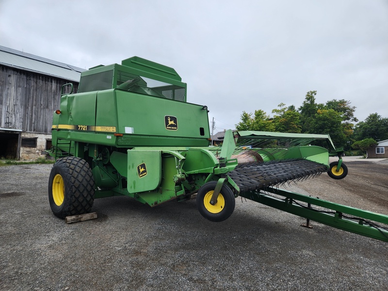 Combines & Harvesting Equipment  John Deere 7721 Titan ll Pull Type Combine   Photo