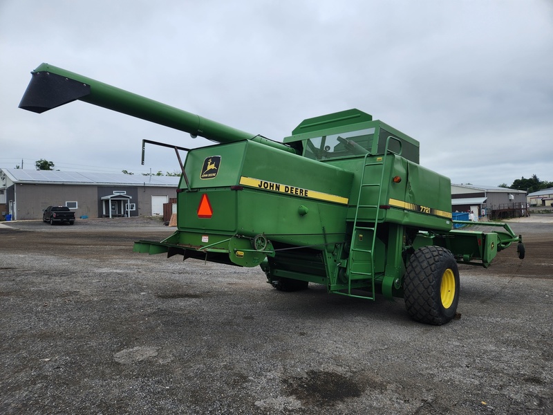 Combines & Harvesting Equipment  John Deere 7721 Titan ll Pull Type Combine   Photo