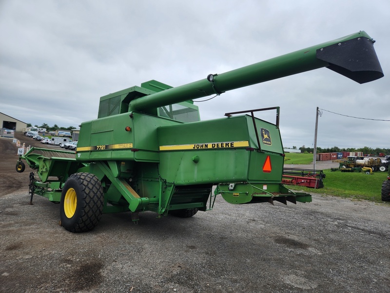 Combines & Harvesting Equipment  John Deere 7721 Titan ll Pull Type Combine   Photo