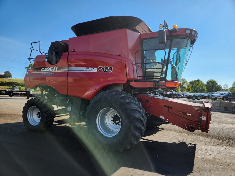 Combines & Harvesting Equipment  Case IH 7120 Combine Photo