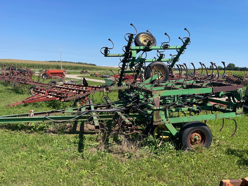 Tillage - Cultivators  John Deere S-Tine Cultivator - 26ft Photo