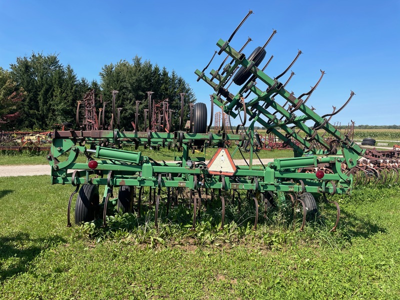 Tillage - Cultivators  John Deere S-Tine Cultivator - 26ft Photo