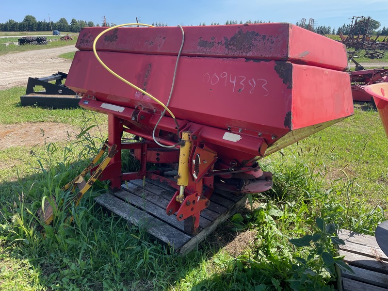 Chemical/Fertilizer Application  Dual Spinner Fertilizer Spreader Photo