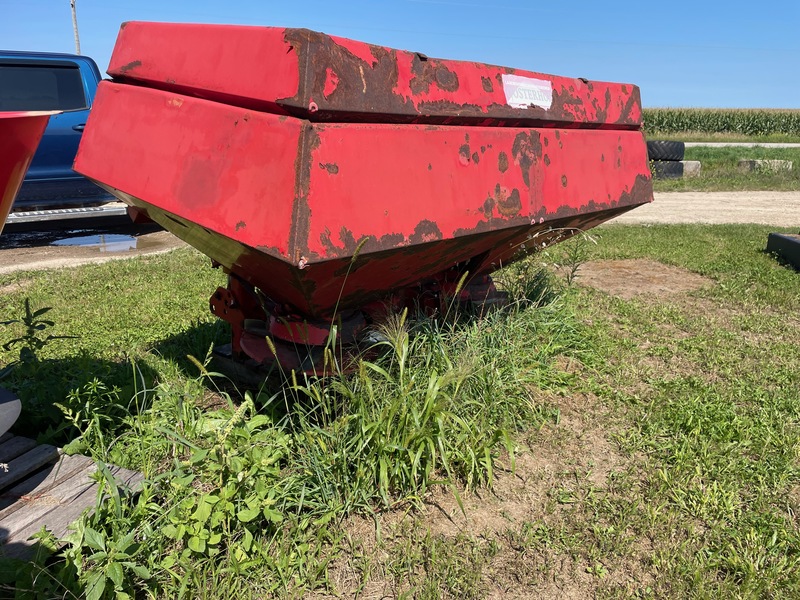 Chemical/Fertilizer Application  Dual Spinner Fertilizer Spreader Photo