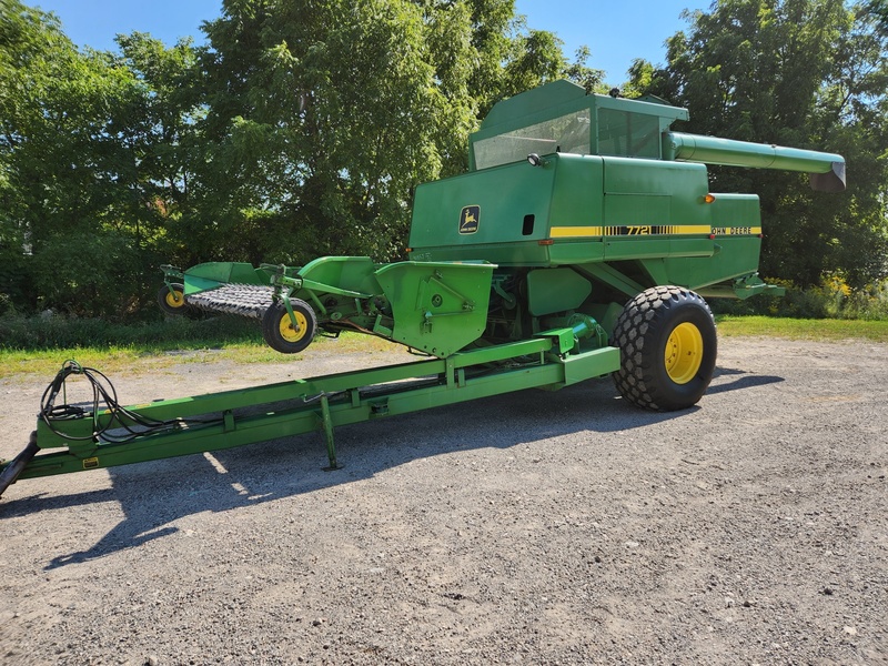 Combines & Harvesting Equipment  John Deere 7721 Pulltype Combine  Photo