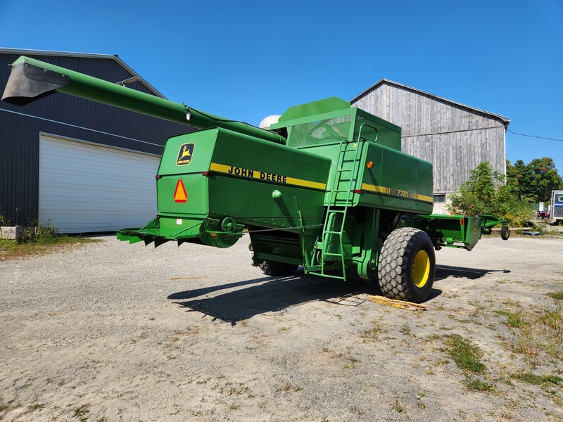 Combines & Harvesting Equipment  John Deere 7721 Pulltype Combine  Photo