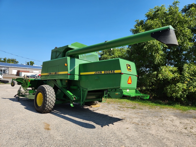 Combines & Harvesting Equipment  John Deere 7721 Pulltype Combine  Photo