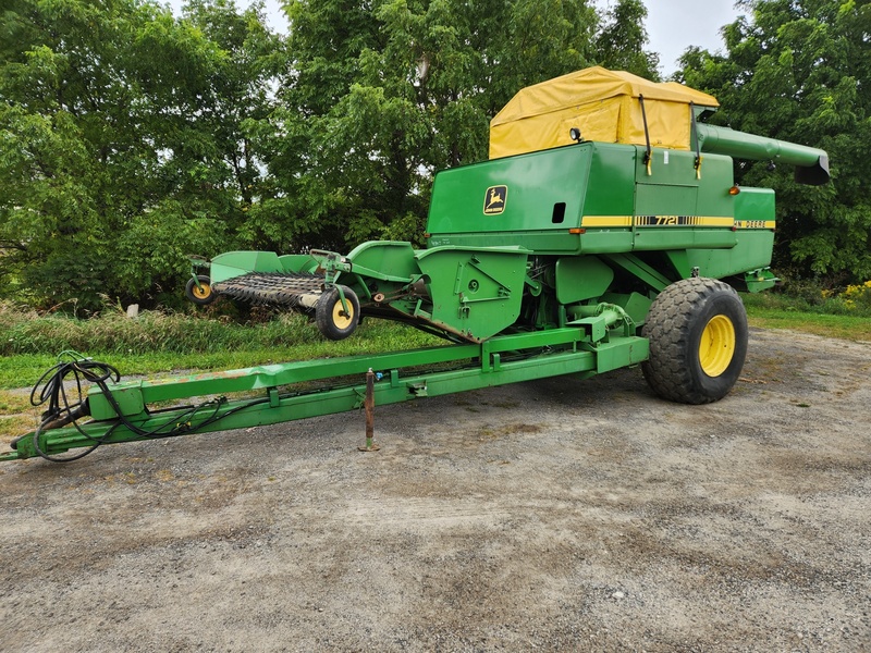 Combines & Harvesting Equipment  John Deere 7721 Pulltype Combine Photo