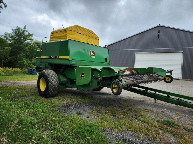 Combines & Harvesting Equipment  John Deere 7721 Pulltype Combine Photo