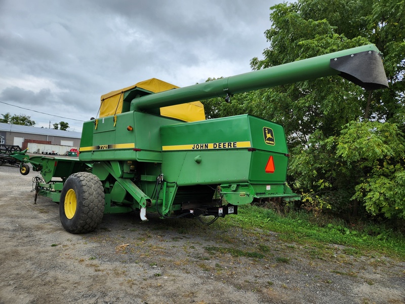 Combines & Harvesting Equipment  John Deere 7721 Pulltype Combine Photo