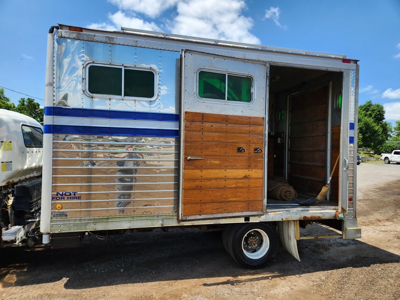 Heavy Trucks  2009, Isuzu NPR Truck / Horse Box Photo