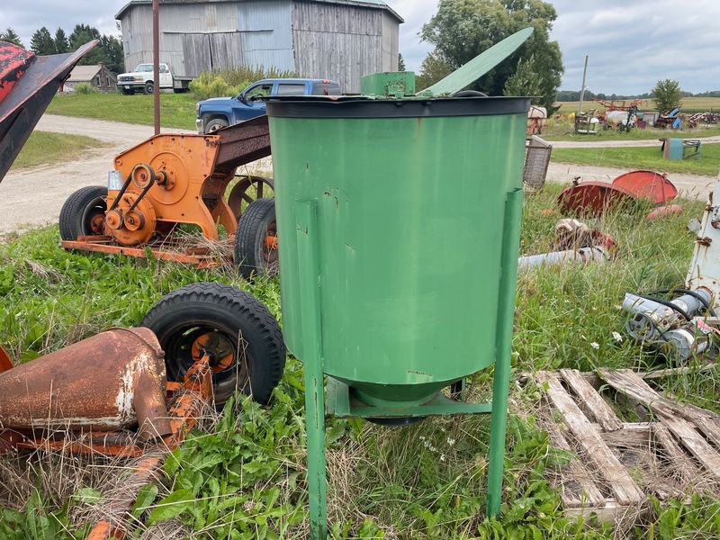 Grain Handling  Green Vertical Hydraulic Drive Auger Mixer Photo