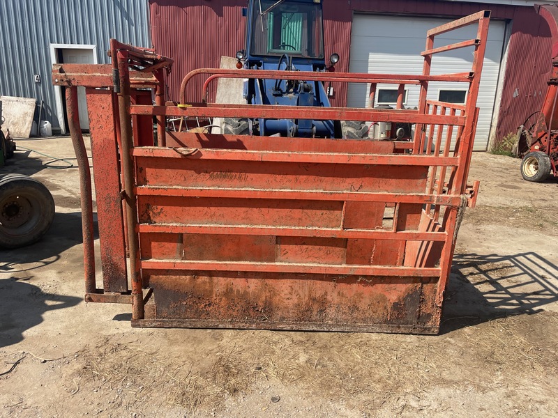 Hay/Forage/Livestock  Cattle Head Gate Squeeze Chute Photo