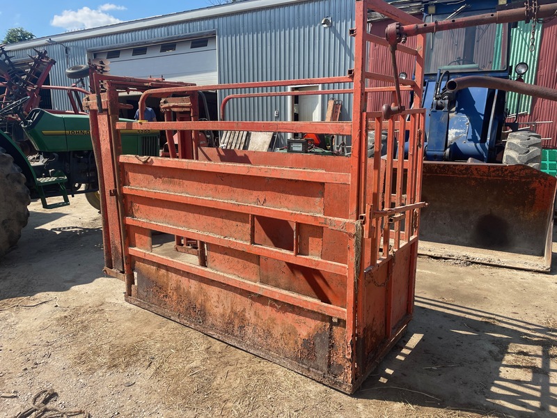 Hay/Forage/Livestock  Cattle Head Gate Squeeze Chute Photo