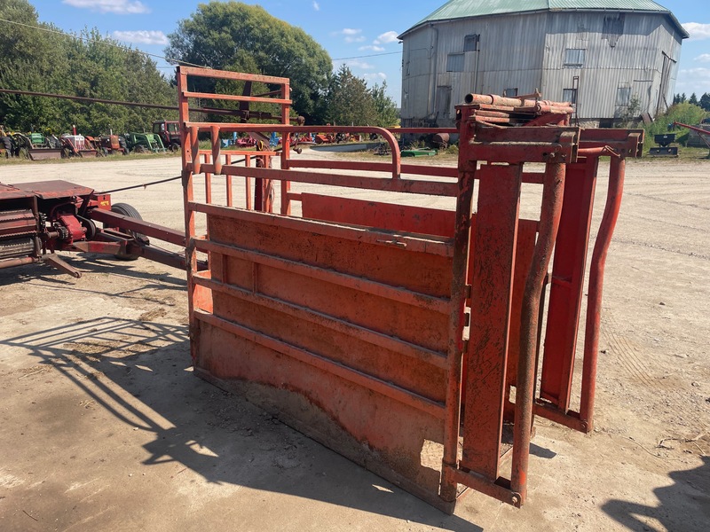 Hay/Forage/Livestock  Cattle Head Gate Squeeze Chute Photo