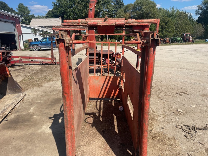 Hay/Forage/Livestock  Cattle Head Gate Squeeze Chute Photo