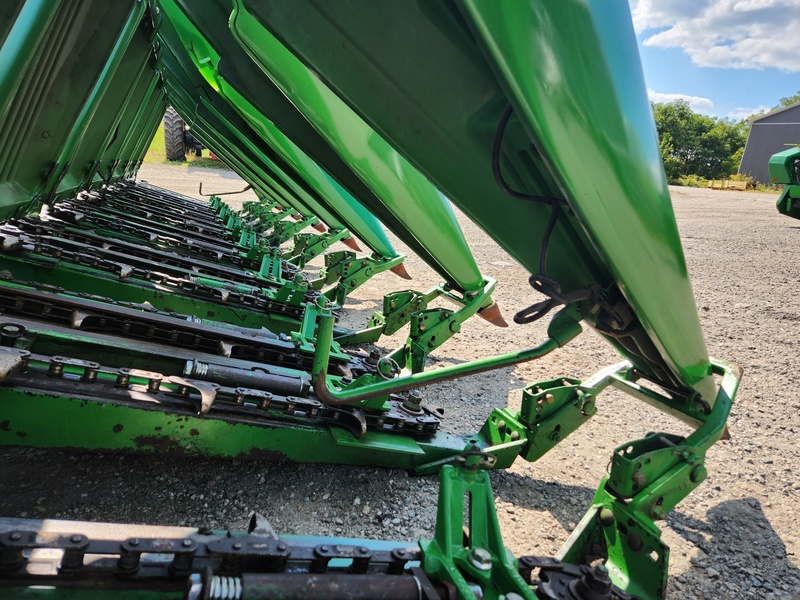 Combines & Harvesting Equipment  John Deere 893 Corn Head Photo