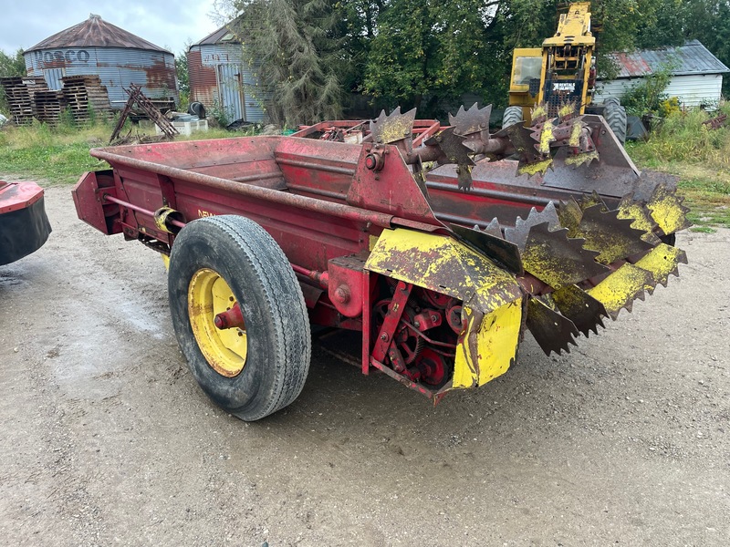 Manure Equipment  New Holland 512 Manure Spreader - Double Beater Photo