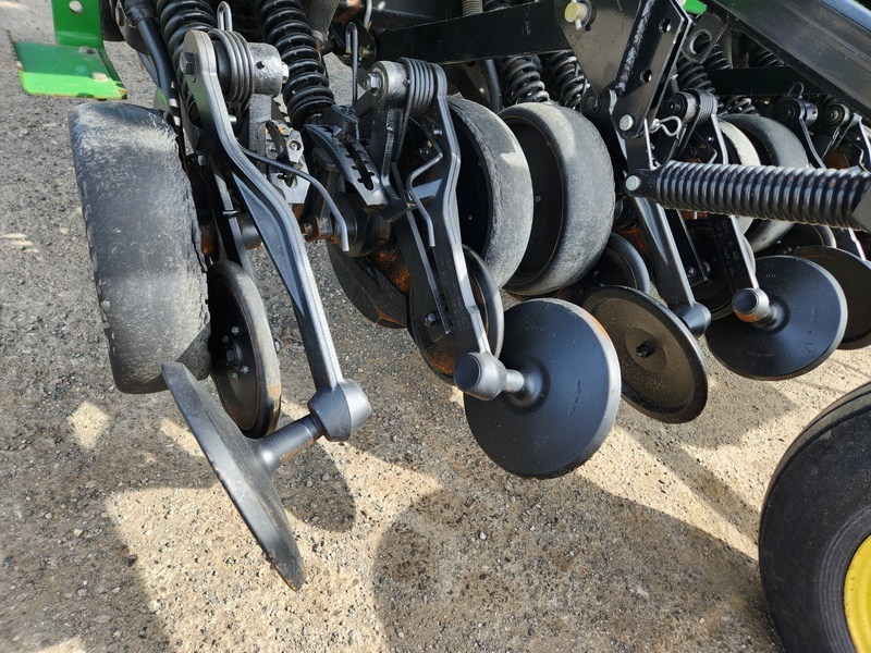 Planting Equipment  John Deere 1590 No-Till Drill  Photo