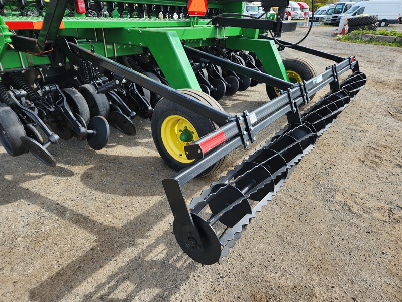 Planting Equipment  John Deere 1590 No-Till Drill  Photo