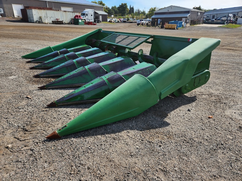 Combines & Harvesting Equipment  John Deere 643 Corn Head  Photo