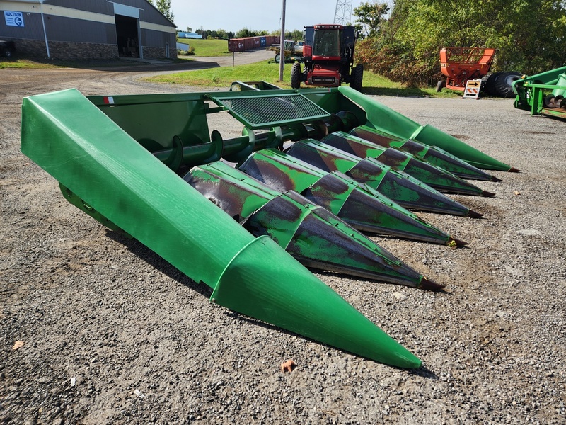 Combines & Harvesting Equipment  John Deere 643 Corn Head  Photo