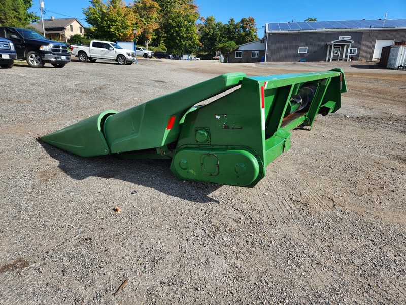 Combines & Harvesting Equipment  John Deere 643 Corn Head  Photo