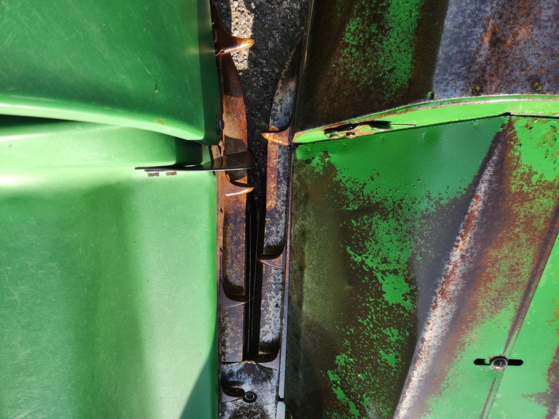 Combines & Harvesting Equipment  John Deere 643 Corn Head  Photo