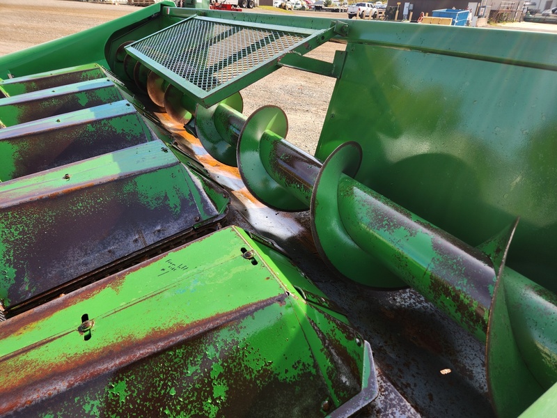 Combines & Harvesting Equipment  John Deere 643 Corn Head  Photo