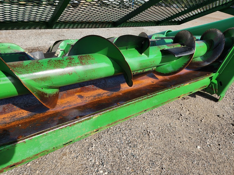 Combines & Harvesting Equipment  John Deere 643 Corn Head  Photo