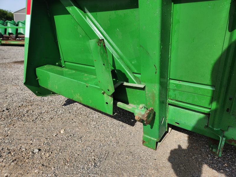 Combines & Harvesting Equipment  John Deere 643 Corn Head  Photo