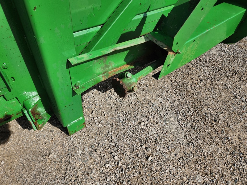 Combines & Harvesting Equipment  John Deere 643 Corn Head  Photo