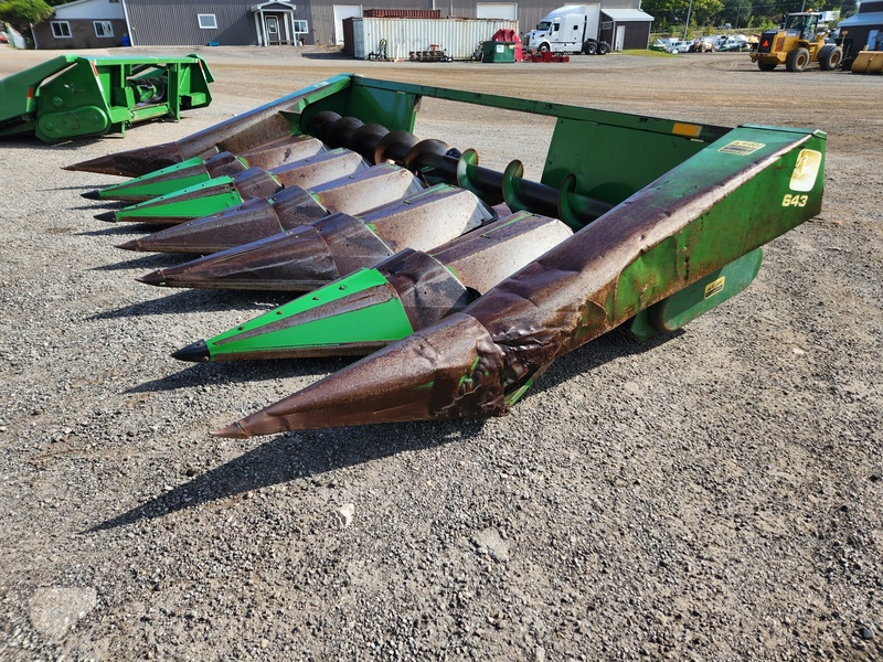 Combines & Harvesting Equipment  John Deere 643 Corn Head  Photo