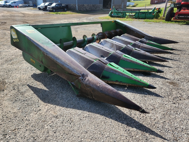 Combines & Harvesting Equipment  John Deere 643 Corn Head  Photo