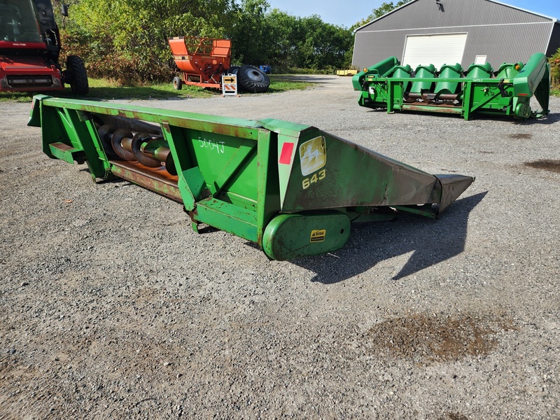 Combines & Harvesting Equipment  John Deere 643 Corn Head  Photo